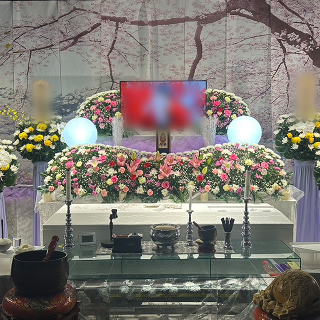 桜の屏風を背景にしている祭壇