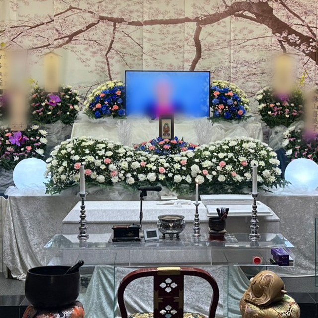 桜の屏風を背景にしている祭壇