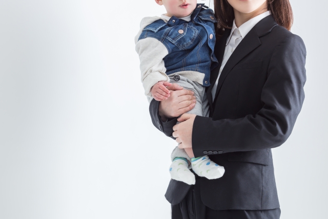 子供を抱き抱えた女性