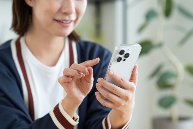 葬儀社に電話する女性
