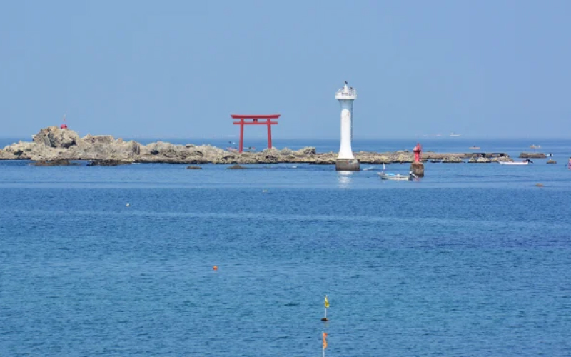裕次郎燈台・森戸神社を船の上から眺めている様子