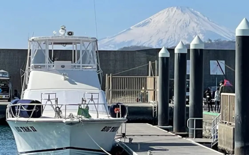 富士山を背景に写る船
