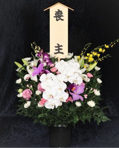 白と紫、黄色を基調とした生花