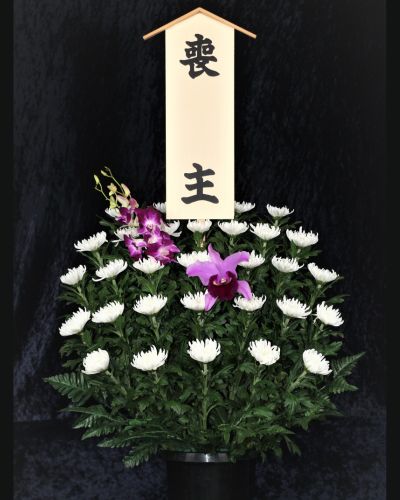 白と紫を基調とした生花