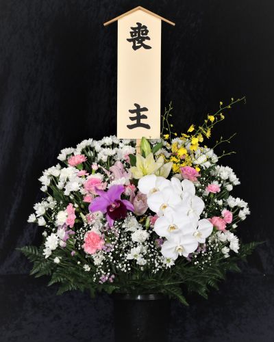 白と紫を基調とした生花