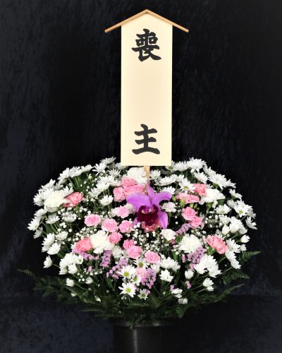 白と紫、ピンクを基調とした生花