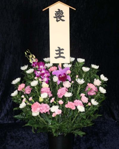 白と紫、ピンクを基調とした生花