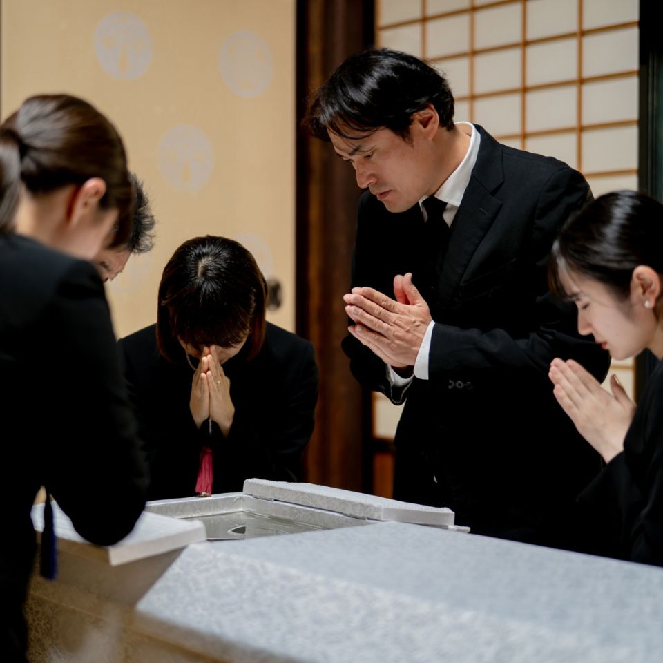 ご遺体に手を合わせ、お見送りしている様子