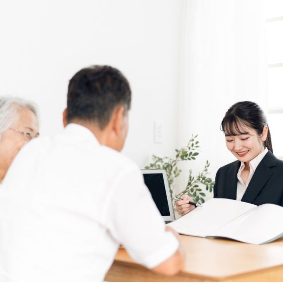葬儀社に相談している様子