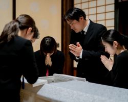 ご遺体に手を合わせ、お見送りしている様子