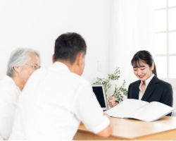 葬儀社に相談している様子