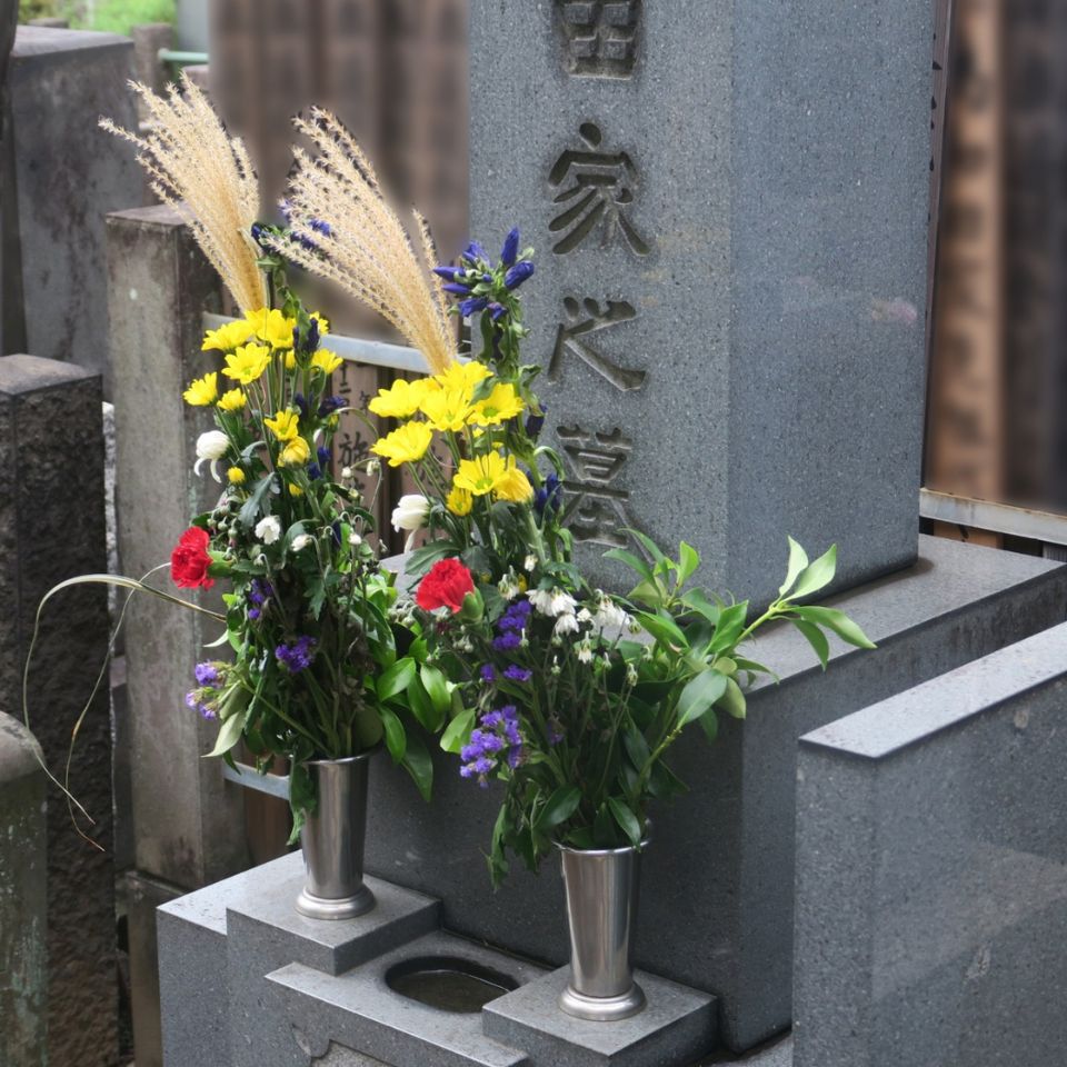 お墓と黄色を基調とした仏花