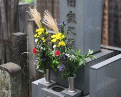 お墓と黄色を基調とした仏花