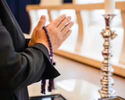 祭壇の前で手を合わせお祈りしている様子