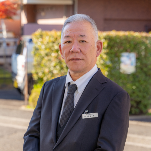 スーツを着た男性葬儀社スタッフ