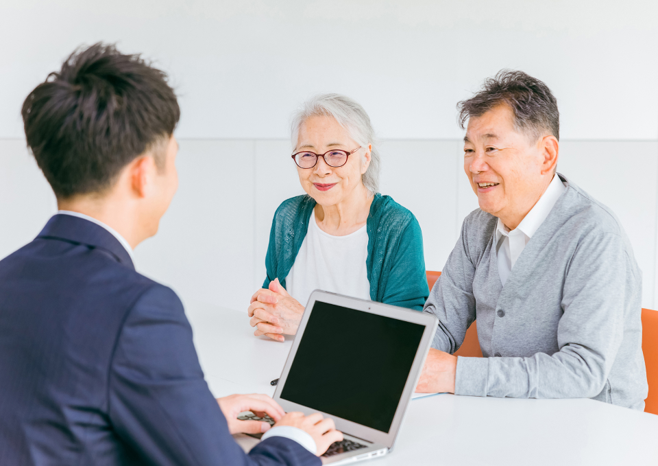 葬儀社との打ち合わせの様子