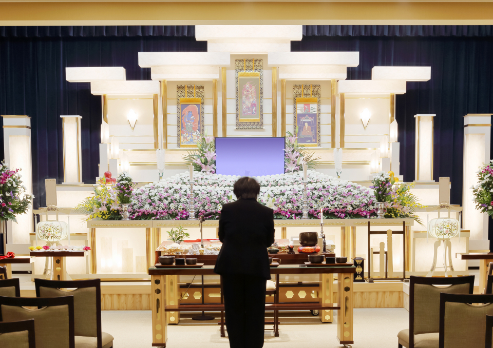 祭壇に向かって一礼している様子