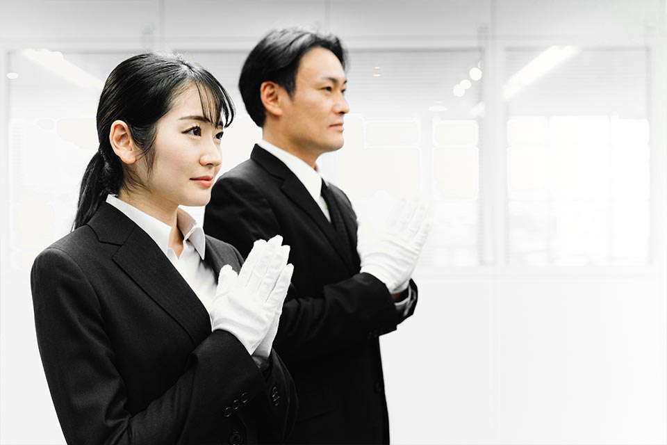 葬祭ディレクターが合掌している様子