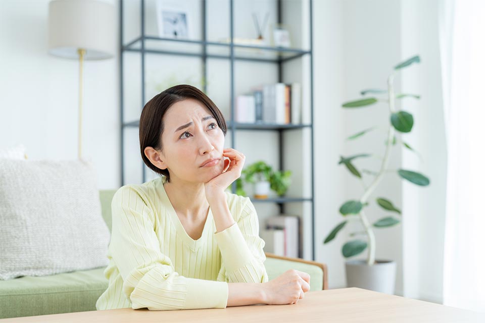 悩んでいる様子