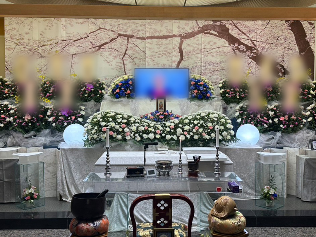 桜の屏風を背景にピンクと黄色を基調とした花の祭壇